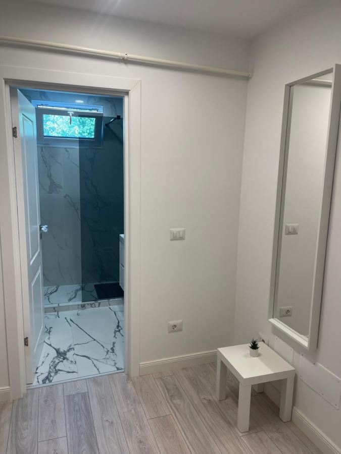 Apartament Incantator In Roman Exterior photo