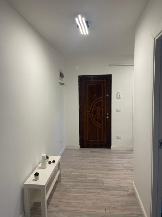Apartament Incantator In Roman Exterior photo